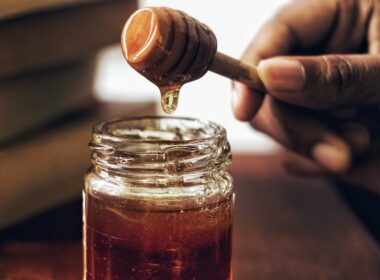 honey jar with honey comb